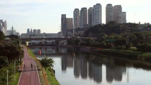 Verschmutzt Pinheiros Fluss Sao Paulo Brasilien Radweg Und Gebäude Stadtbild — Stockvideo