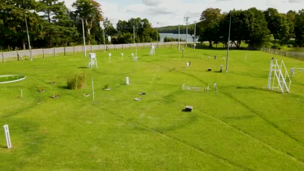 Überführung Des Grünen Rasenfeldes Mit Wetterstation Drahtloser Messstation Polen — Stockvideo