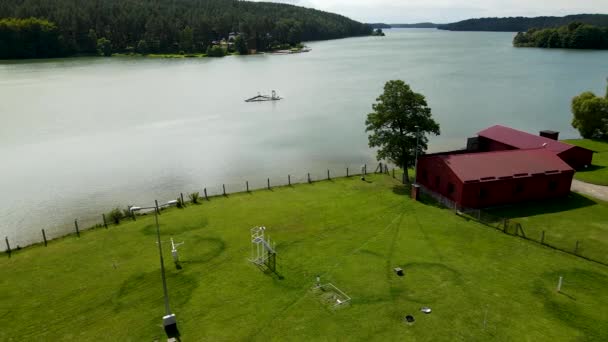 Vista Aérea Estación Meteorológica Junto Lago Radunskie Dolne Polonia — Vídeos de Stock