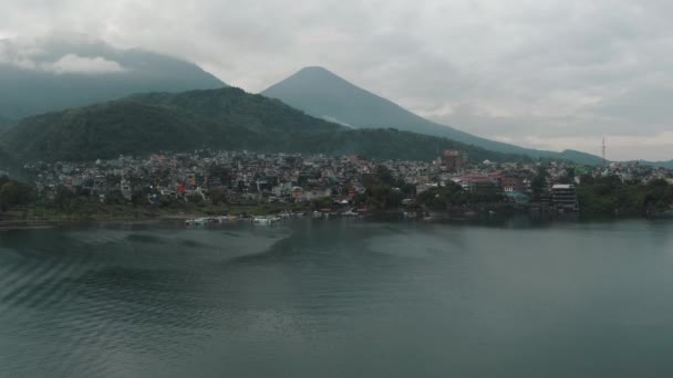 圣地亚哥镇位于阿蒂特兰湖畔 在危地马拉的火山中 空中飞行 — 图库视频影像
