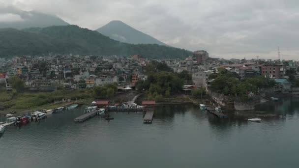 グアテマラのアッティラン湖の湾でサンティアゴの農村部の町 — ストック動画