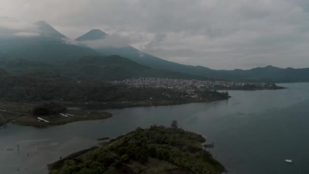グアテマラのアティタン湖と火山の間のサンティアゴの町の風景 — ストック動画