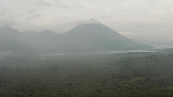 Lekka Mgła Pokrywająca Zielony Las Jezioro Atitlan Wulkany Gwatemali Antena — Wideo stockowe