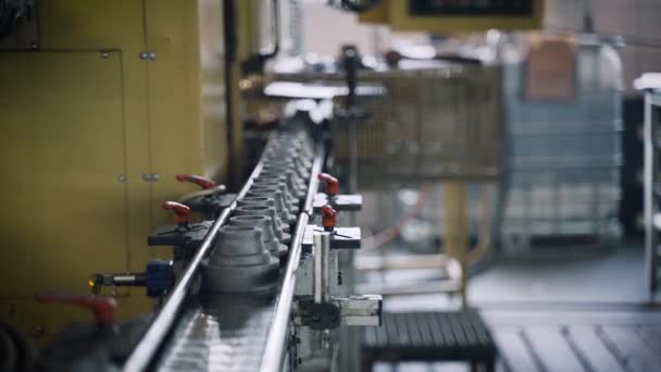 Gjutjärnsdelar Transportbandet Utfodring Till Massproduktion Automatiserad Cnc Maskin Slow Motion — Stockvideo
