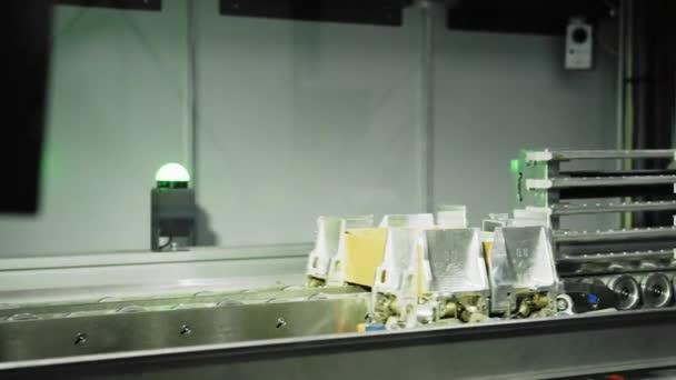Pacotes Linha Montagem Sendo Encaixotados Através Uma Máquina Embalagem Automatizada — Vídeo de Stock
