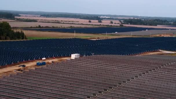 イリノイ州南部のホワイト郡に位置する太陽光発電所の配列の空中ビュー — ストック動画