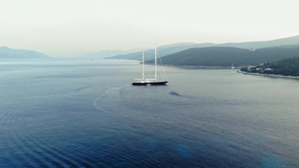 Yacht Galleggiante Nel Mare Vicino Faro Veneziano Fiskardo Cefalonia Grecia — Video Stock