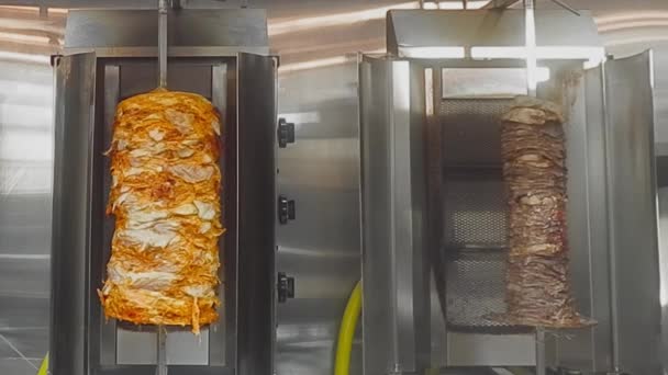 Loop2 Kuřecí Shawarma Vertikální Bbq Rotisserie Vedle Tenkých Plátků Steaků — Stock video