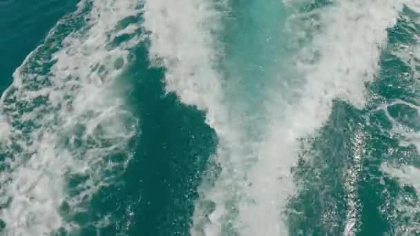 珍しいとユニークなモーターボートの海の水の目を覚ますのPov — ストック動画