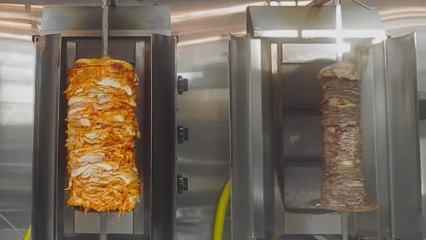 Loop4 Payudara Ayam Direndam Vertical Bbq Rotisserie Sebelah Steak Diiris — Stok Video