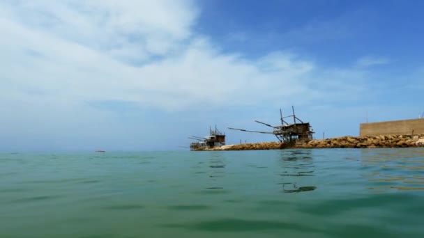 Χαμηλής Γωνίας Πέλαγος Pov Του Trabocchi Trabucchi Στο Punta Penna — Αρχείο Βίντεο