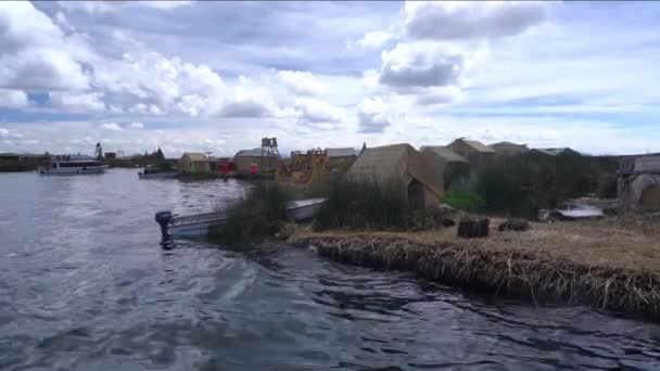 航道沿岸渔村不稳定的手持全景 — 图库视频影像