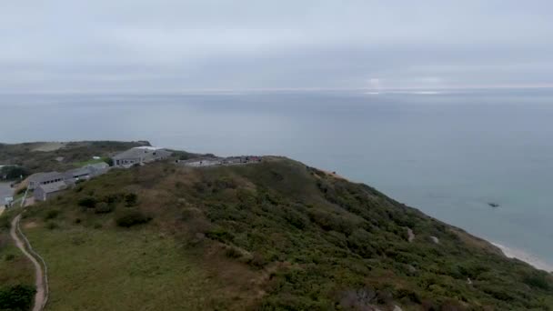 Tourists Clifftop Observation Point Gay Head Cliffs Atlantic Ocean Overview — Stock Video