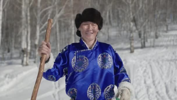 雪の中で外に立って伝統的な取引で身に着けている自信モンゴル人 — ストック動画