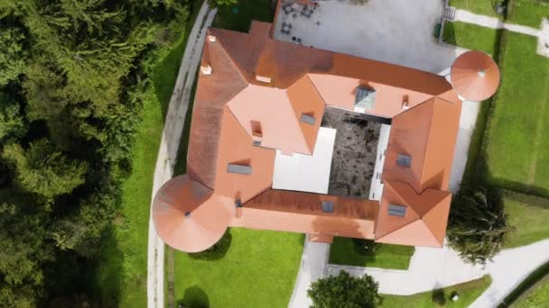 Aerial Bogensperk Kalesi Aşağı Carniola Slovenya Yükselen Tepeden Aşağı Dönen — Stok video