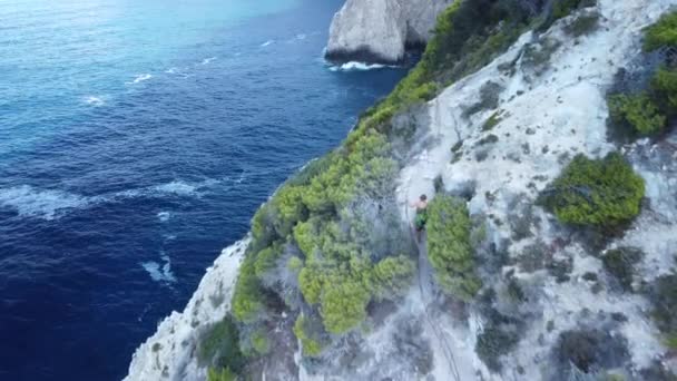 Blond Flicka Går Plakakakakis Kust Flygfoto Över Zakynthos Zante Grekland — Stockvideo