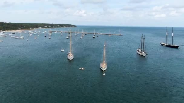 Boten Geankerd Pier Van Wijngaard Hemel Cape Cod Massachusetts Verenigde — Stockvideo