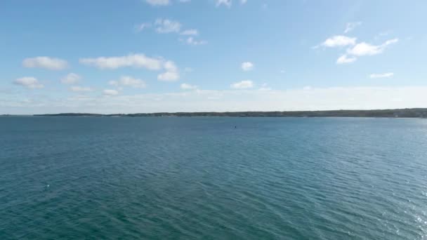 美国Martha Vineyard Island的Edgartown Open Waters Sea Clouds Blue Sky 空中上升 — 图库视频影像