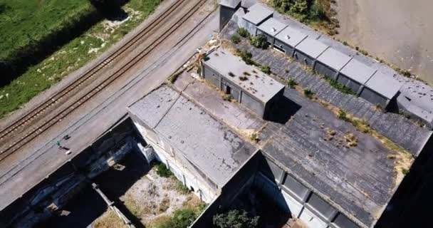 Aerial Rises Derelict Building Rail Riverbank Pigeons Circle — Stock Video