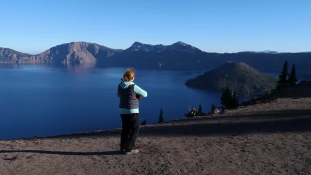 Žena Dívá Crater Lake Jak Hraje Ukulele — Stock video