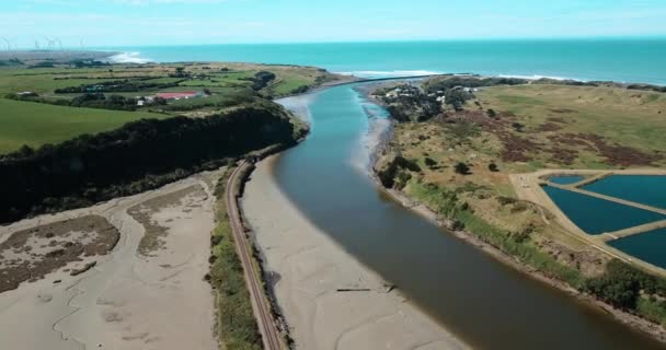 Aérea Panorámica Sobre Río Patea Frente Mar Vasto Parque Eólico — Vídeo de stock