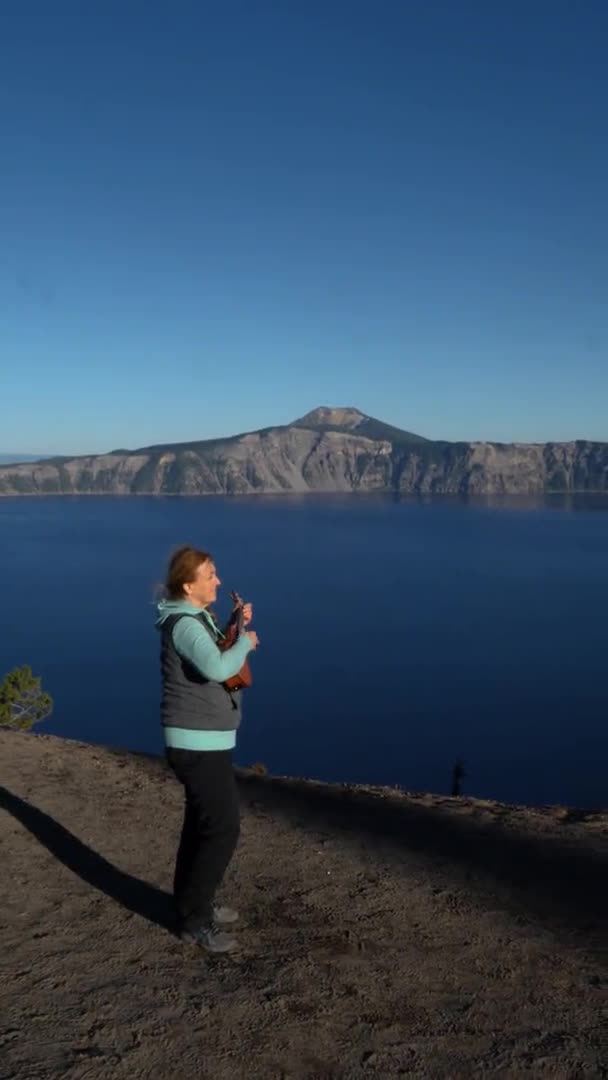 Joyful Tocando Sua Música Nas Montanhas Torno Parque Nacional Crater — Vídeo de Stock