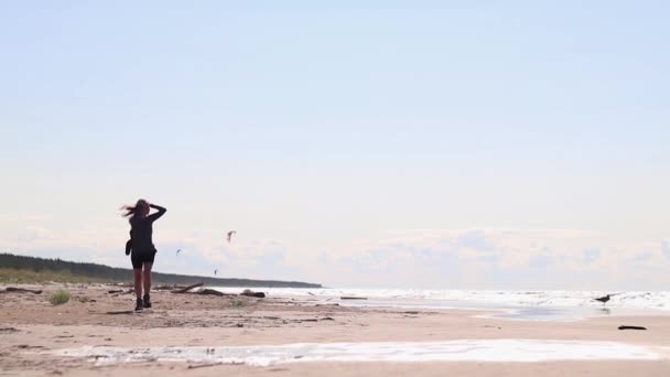 Dívka Turistika Pláži Větrného Dne Žena Procházce Moře Krásné Ranní — Stock video