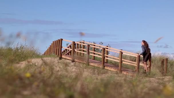Dziewczyna Spacerująca Drewnianą Ścieżką Piaszczystej Wydmie Solo Wędruje Ścieżką Przyrodniczą — Wideo stockowe