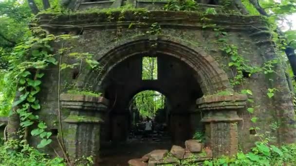 Joven Explorando Vieja Casa Abandonada Ruinas Goa India — Vídeos de Stock