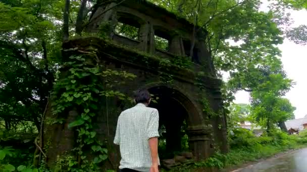 Joven Explorando Vieja Casa Abandonada Ruinas Goa India — Vídeos de Stock