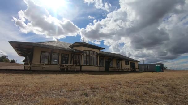 Timelapse 空に雲と晴れた日にエンプレスアルバータ州の鉄道駅であるために使用される古い遺産の建物 — ストック動画