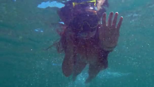 Чарівна Дівчинка Рудим Волоссям Плаває Під Водою Під Час Привітання — стокове відео