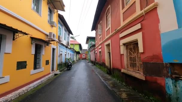 고아에 파나지에 아름다운 거리에서 전형적 강론이었습니다 포르투갈의 식민지 사스를 산책하는 — 비디오