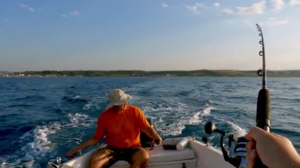 Pontos Vista Primeira Pessoa Homem Pescando Com Vara Outro Pescador — Vídeo de Stock