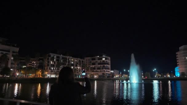 Girl Taking Pictures Fountains Night Port Marianne Montpelier France — Stock Video