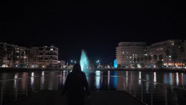 Een Meisje Loopt Nachts Naar Fontein Port Marianne — Stockvideo