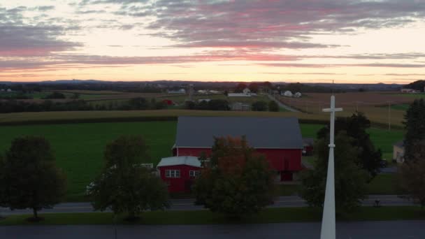 Kreuz Auf Dem Kirchturm Bei Sonnenaufgang Christliche Religion Ländlichen Gegenden — Stockvideo