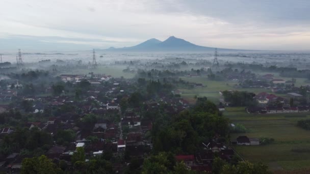 2つの山の美しいとエキゾチックな景色と霧の朝 — ストック動画