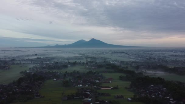 2つの山の美しいとエキゾチックな景色と霧の朝 空中映像 — ストック動画