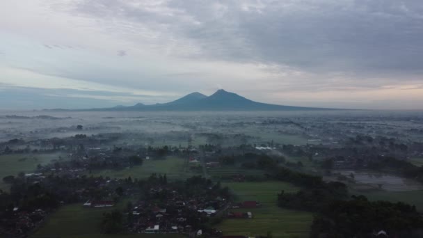 2つの山の美しいとエキゾチックな景色と霧の朝の空中ビュー — ストック動画