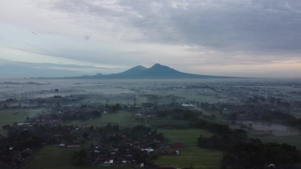 Vista Aérea Mañana Brumosa Con Hermosas Exóticas Vistas Dos Montañas — Vídeo de stock