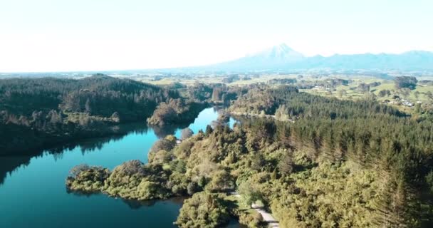 タラナキ山への穏やかな湖の上に明るい朝のフライトの航空 — ストック動画