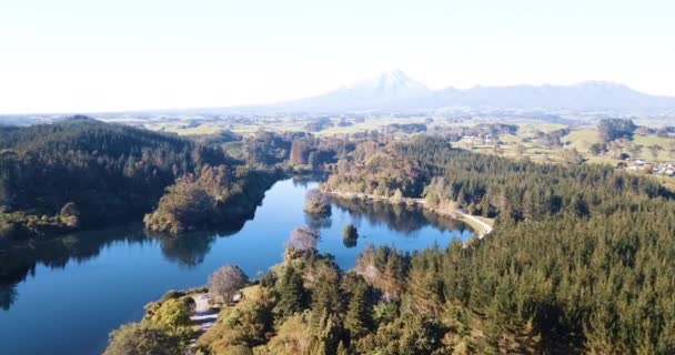 深い青色の湖 美しい森 早朝の太陽の上を飛行する空を洗った — ストック動画