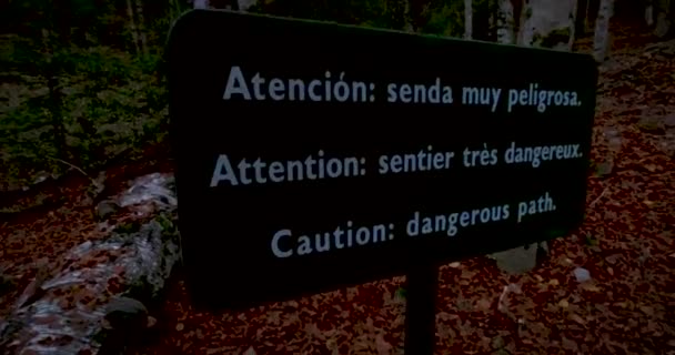 Precaución Señal Sendero Peligroso Parque Nacional Ordesa España Bosque Otoño — Vídeos de Stock