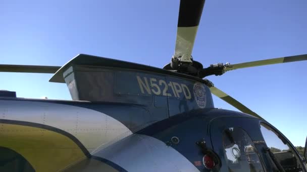 Helicóptero Polícia Estacionado Campo — Vídeo de Stock