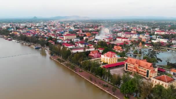 Vorwärts Fliegende Drohne Die Bei Sonnenuntergang Über Der Stadt Kampot — Stockvideo