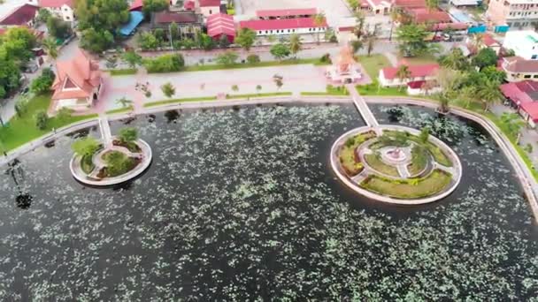Backwards Flying Drone Shot Showing Kampot Town Cidade Lilly Pond — Vídeo de Stock