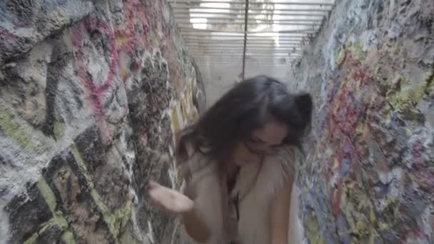 Yavaş Çekim Yüksek Açılı Çekim Beyaz Kürklü Bir Dansçının Üzerinde — Stok video