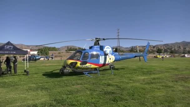 Nachrichtenhubschrauber Flughafen — Stockvideo