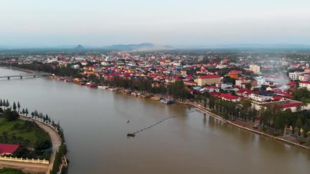 Forward Flying Drone Shot Showing Kampot Town City River Sunset — Vídeos de Stock